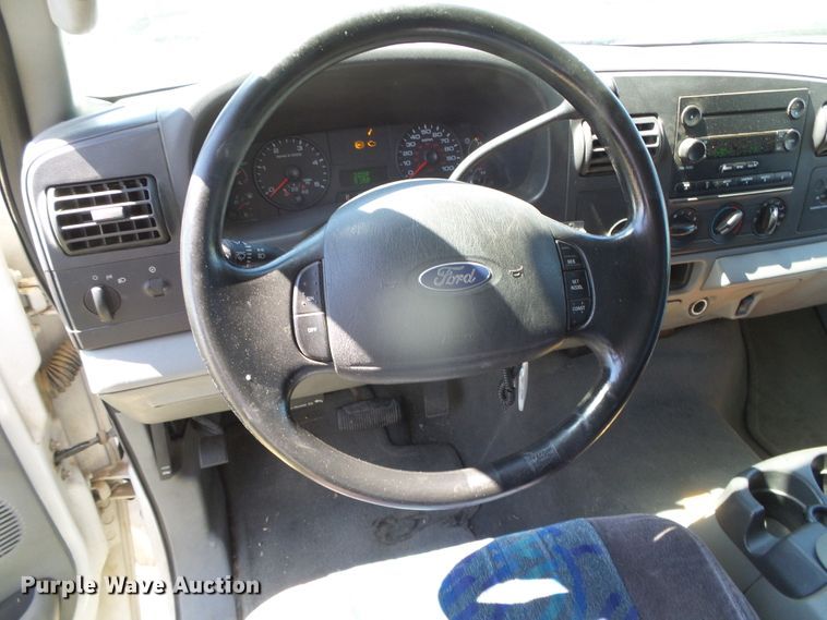 image for item DI5596 2006 Ford F550 Super Duty  shuttle bus