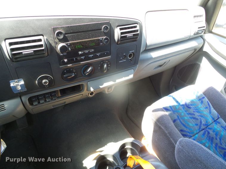 image for item DI5596 2006 Ford F550 Super Duty  shuttle bus