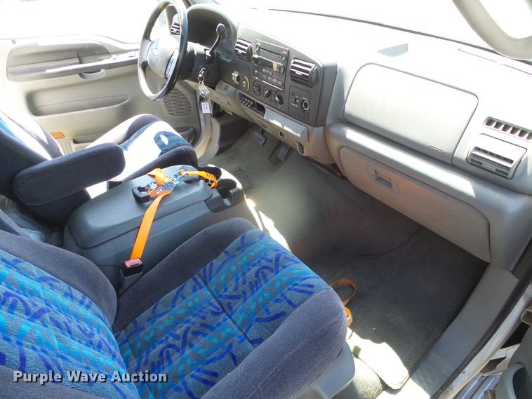 image for item DI5596 2006 Ford F550 Super Duty  shuttle bus