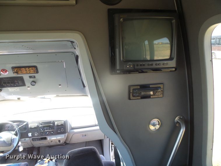 image for item DI5596 2006 Ford F550 Super Duty  shuttle bus