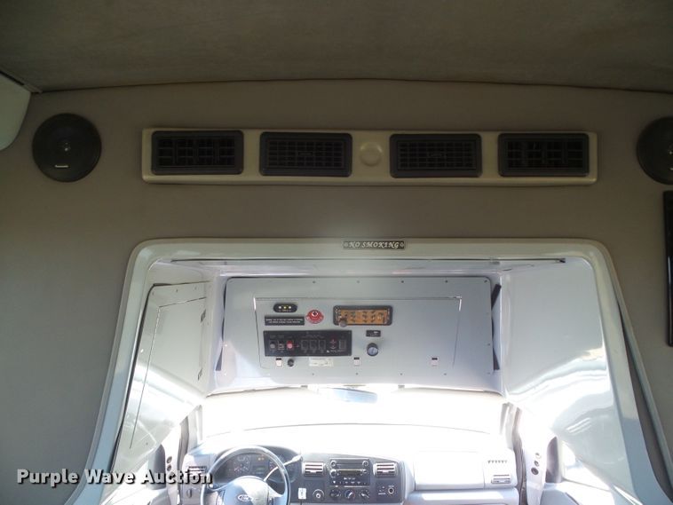 image for item DI5596 2006 Ford F550 Super Duty  shuttle bus