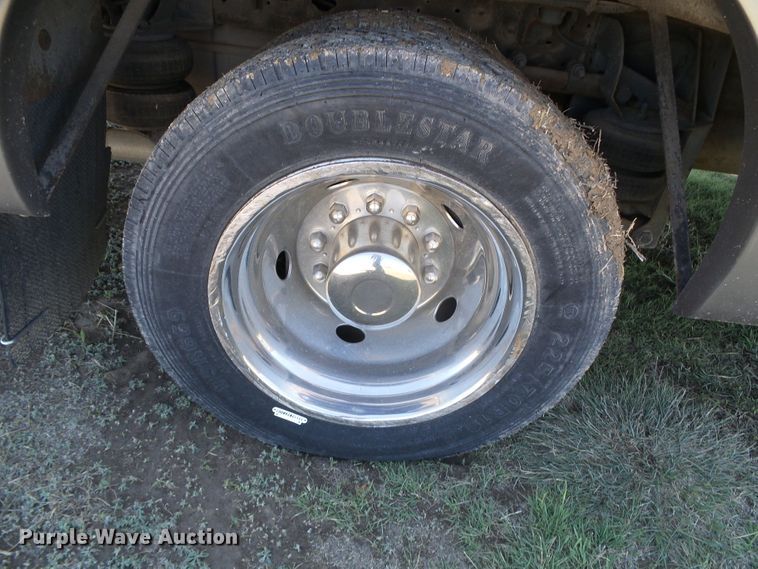 image for item DI5596 2006 Ford F550 Super Duty  shuttle bus