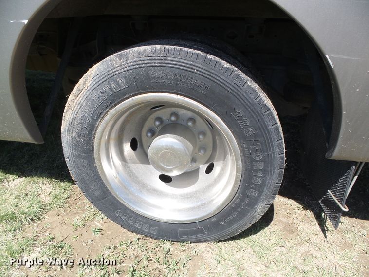 image for item DI5596 2006 Ford F550 Super Duty  shuttle bus