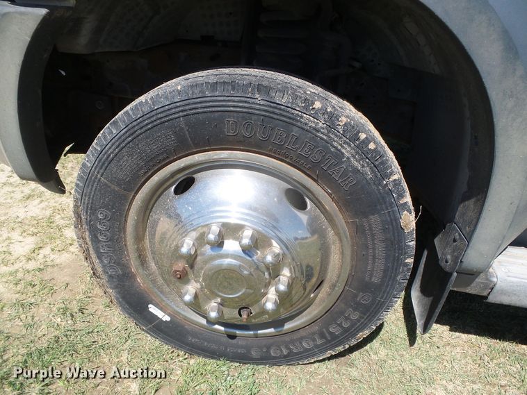 image for item DI5596 2006 Ford F550 Super Duty  shuttle bus