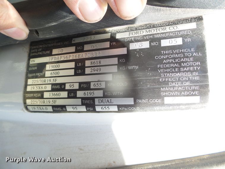 image for item DI5596 2006 Ford F550 Super Duty  shuttle bus