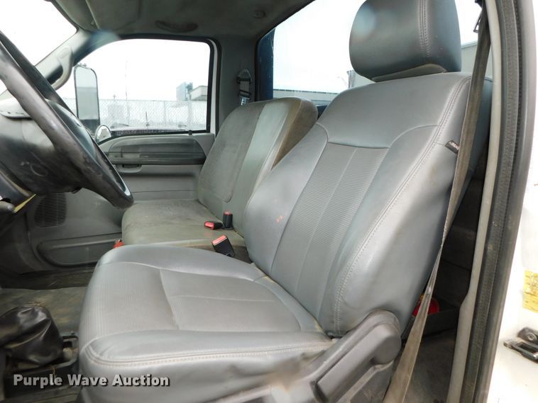 image for item DJ5985 2004 Ford F650 Super Duty XLT  rollback truck