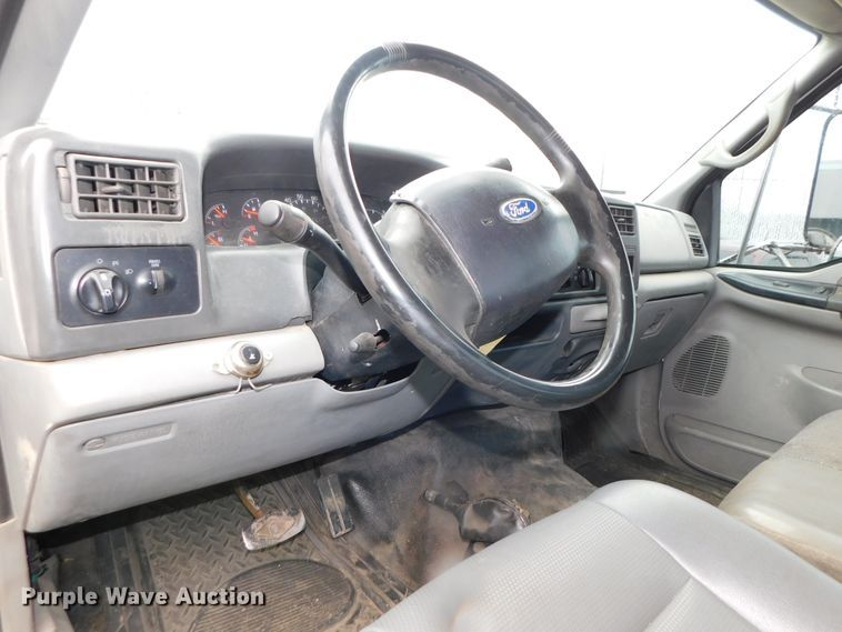 image for item DJ5985 2004 Ford F650 Super Duty XLT  rollback truck