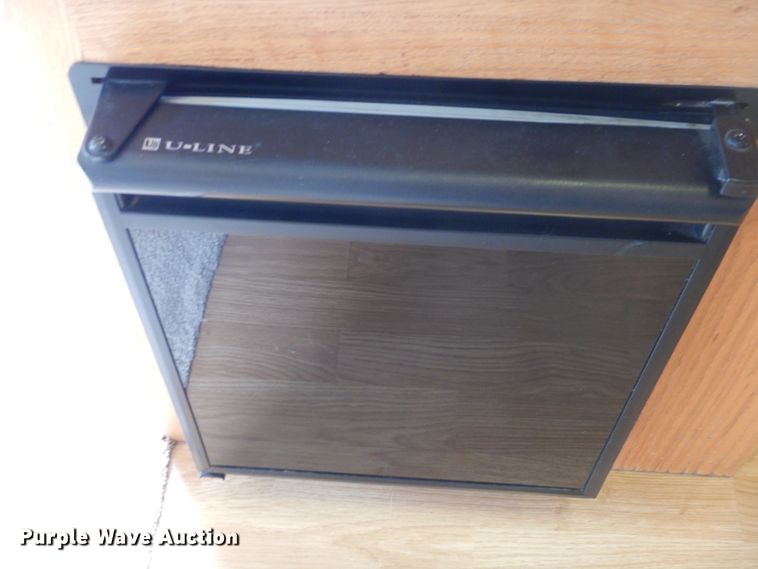 image for item DJ8842 2003 Newmar Mountain Aire  RV