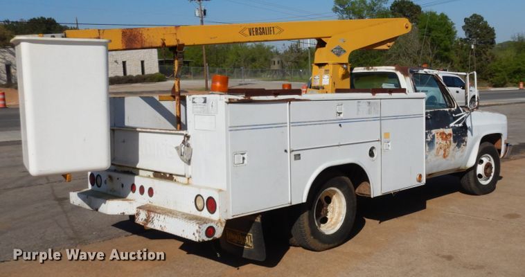 image for item DM2900 1988 Chevrolet C3500  bucket truck