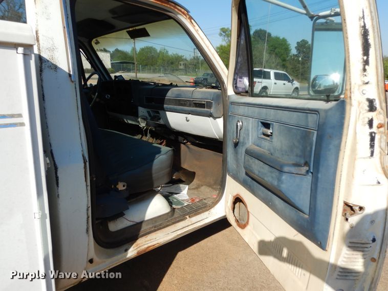 image for item DM2900 1988 Chevrolet C3500  bucket truck