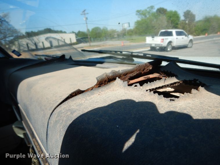 image for item DM2900 1988 Chevrolet C3500  bucket truck