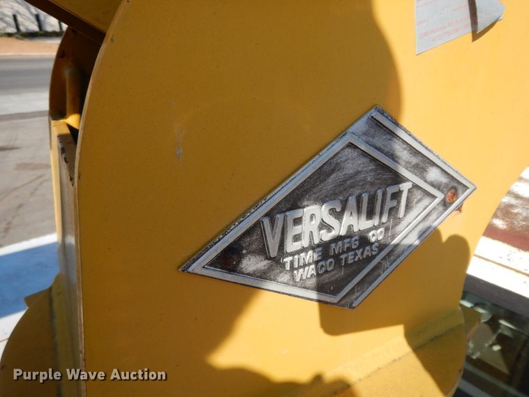 image for item DM2900 1988 Chevrolet C3500  bucket truck