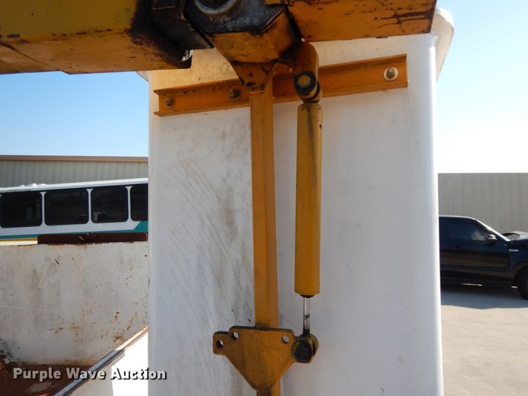 image for item DM2900 1988 Chevrolet C3500  bucket truck