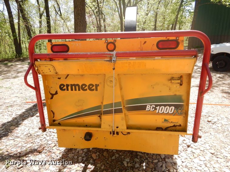 image for item DM4277 2002 Vermeer BC1000XL  wood chipper