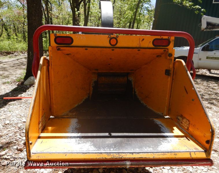 image for item DM4277 2002 Vermeer BC1000XL  wood chipper