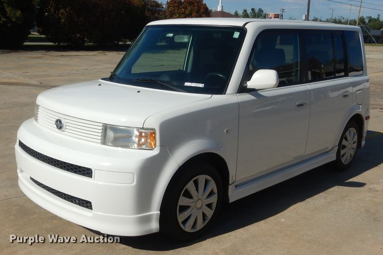 image for item ET9154 2005 Scion XB  SUV