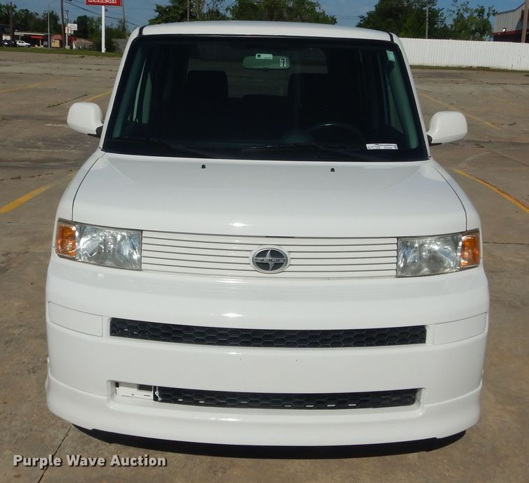 image for item ET9154 2005 Scion XB  SUV