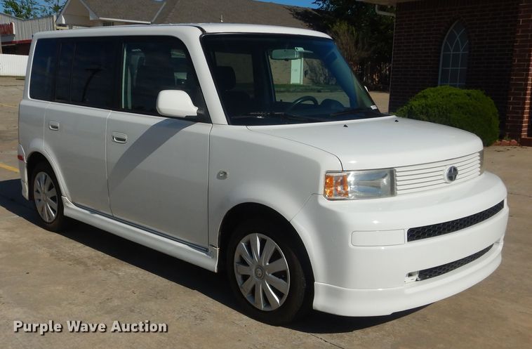 image for item ET9154 2005 Scion XB  SUV