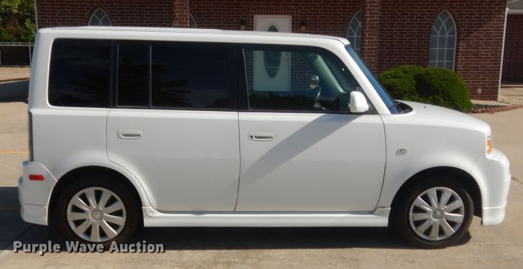 image for item ET9154 2005 Scion XB  SUV