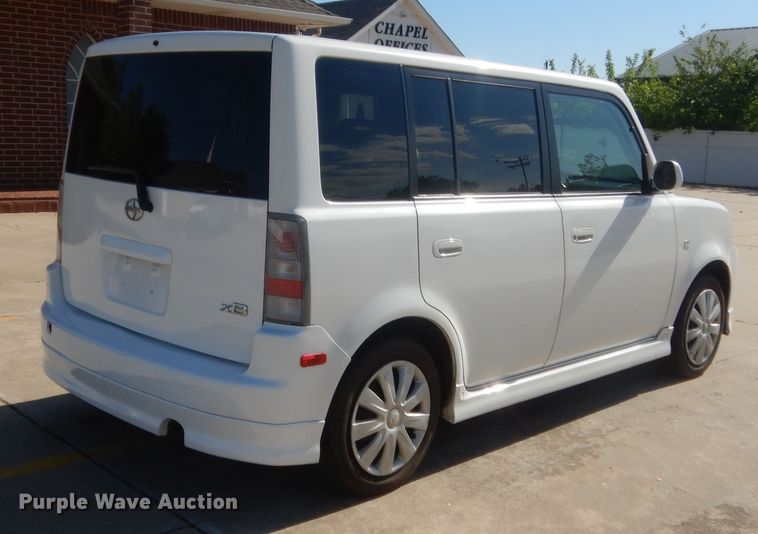 image for item ET9154 2005 Scion XB  SUV