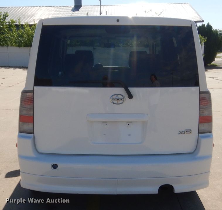 image for item ET9154 2005 Scion XB  SUV