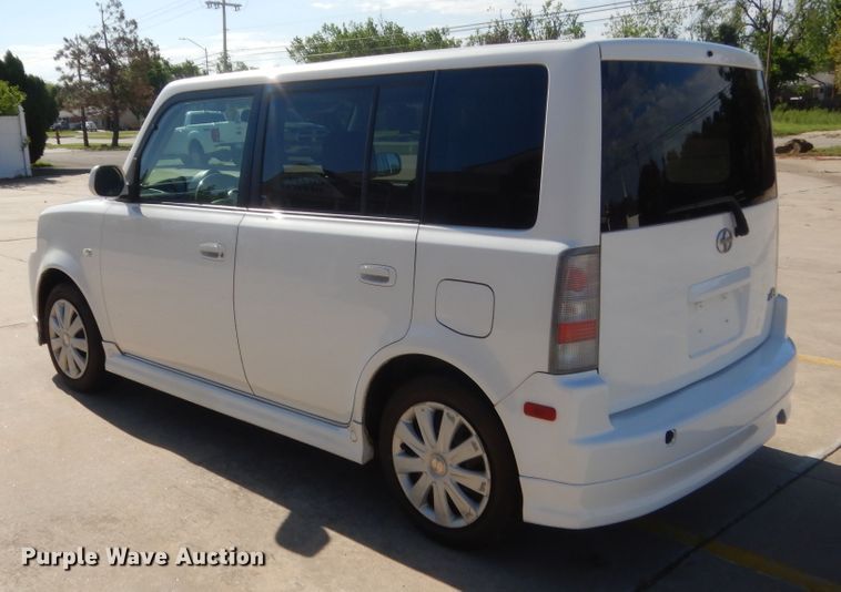 image for item ET9154 2005 Scion XB  SUV