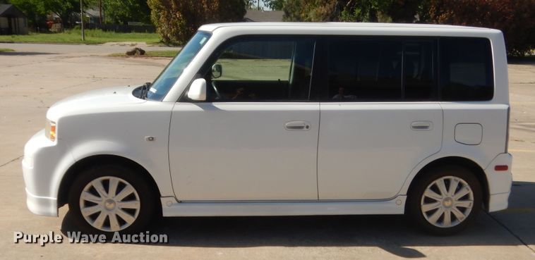 image for item ET9154 2005 Scion XB  SUV