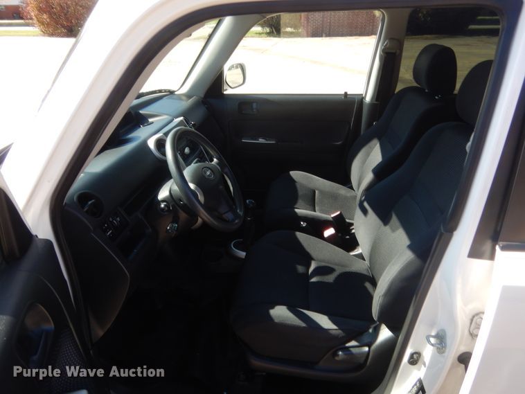 image for item ET9154 2005 Scion XB  SUV