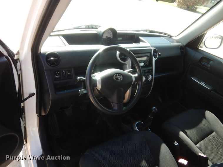 image for item ET9154 2005 Scion XB  SUV