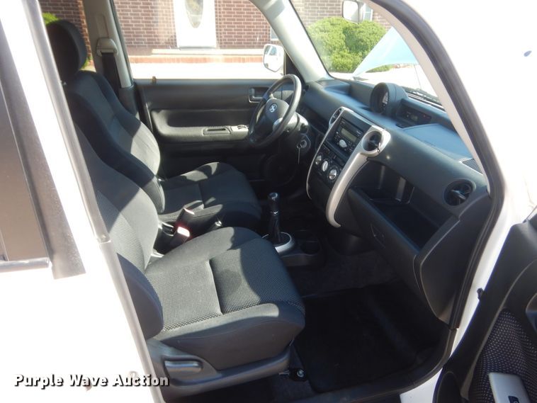 image for item ET9154 2005 Scion XB  SUV