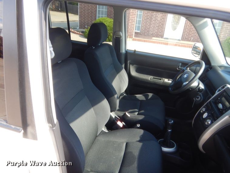 image for item ET9154 2005 Scion XB  SUV