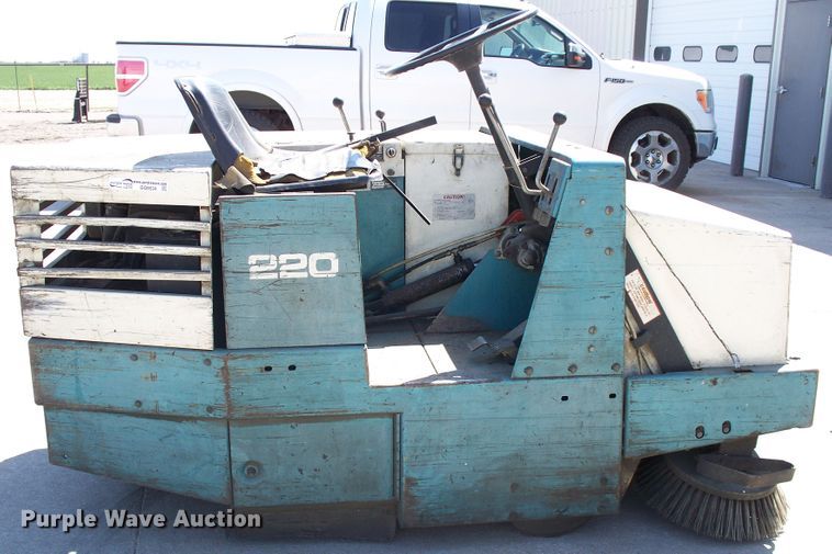 image for item GQ9534 Tennant 220  sweeper