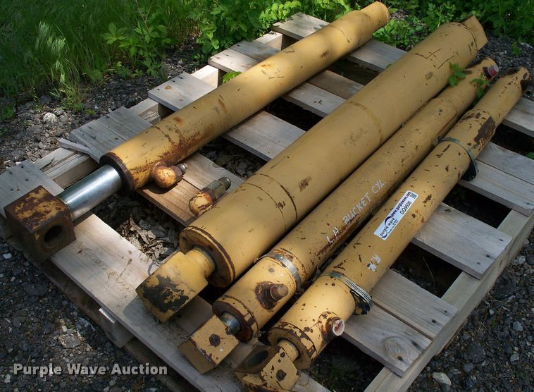 image for item GQ9606 (4) hydraulic cylinders