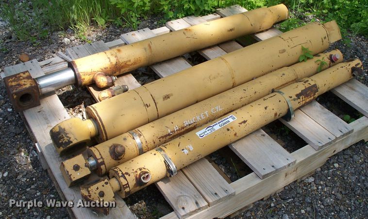 image for item GQ9606 (4) hydraulic cylinders