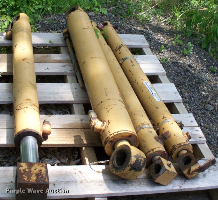 image for item GQ9606 (4) hydraulic cylinders