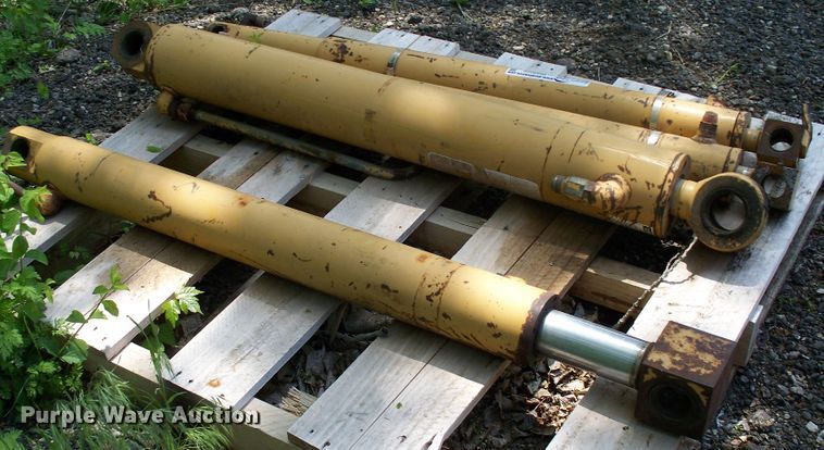 image for item GQ9606 (4) hydraulic cylinders