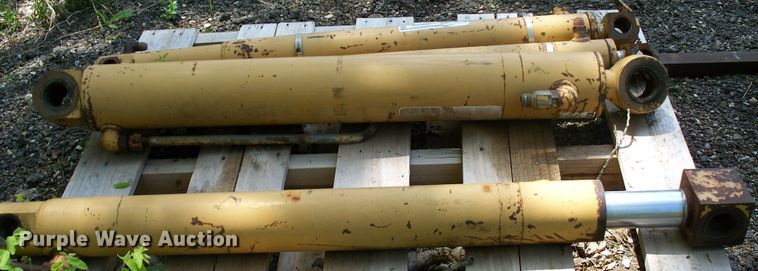 image for item GQ9606 (4) hydraulic cylinders