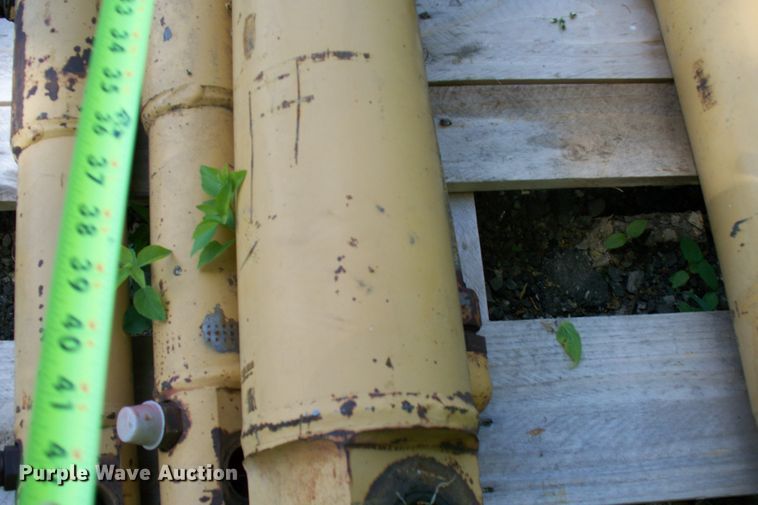 image for item GQ9606 (4) hydraulic cylinders