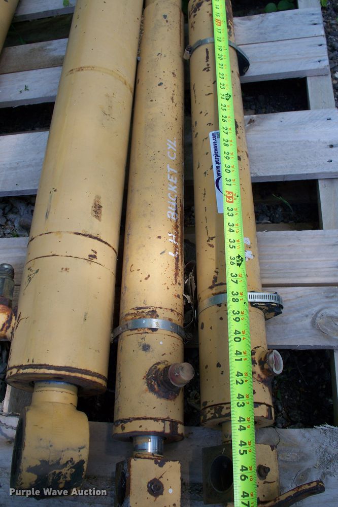 image for item GQ9606 (4) hydraulic cylinders