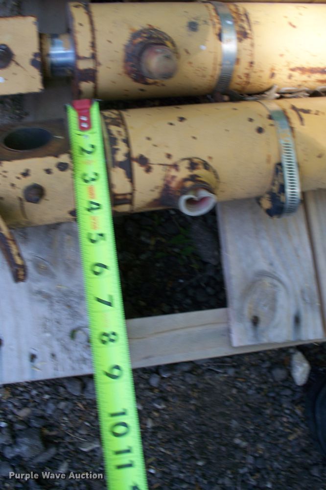 image for item GQ9606 (4) hydraulic cylinders