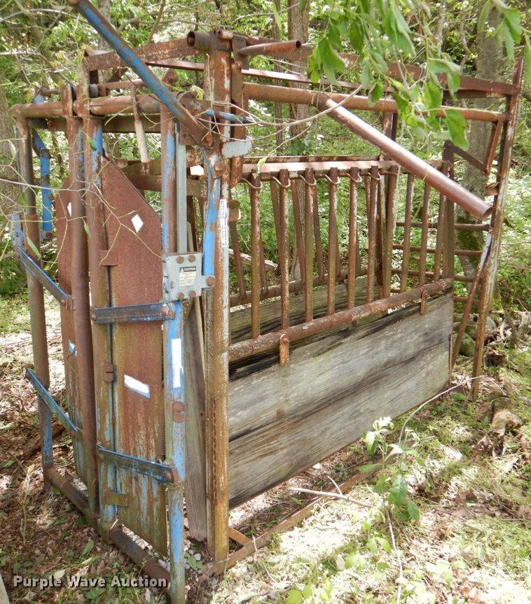 image for item HC9256 Livestock squeeze chute