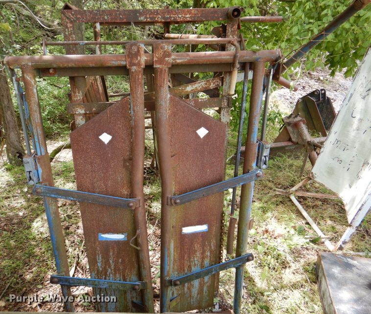 image for item HC9256 Livestock squeeze chute