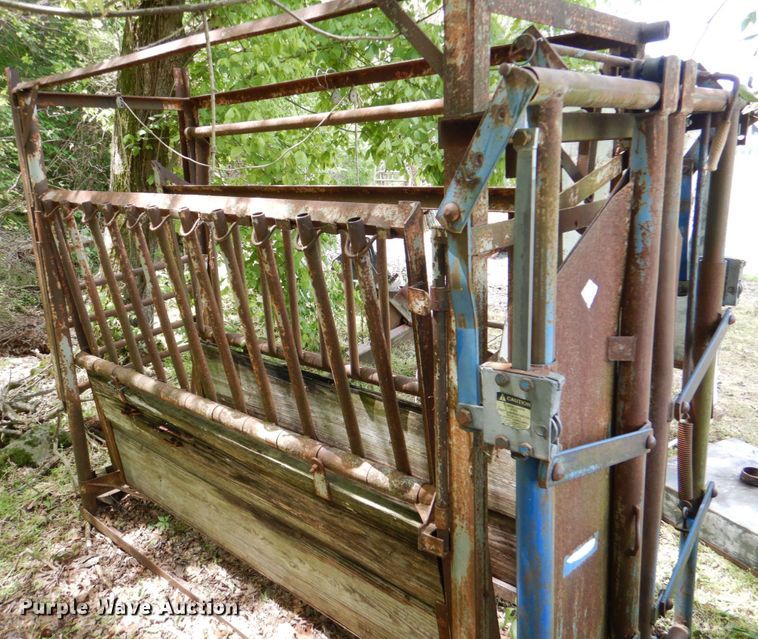 image for item HC9256 Livestock squeeze chute