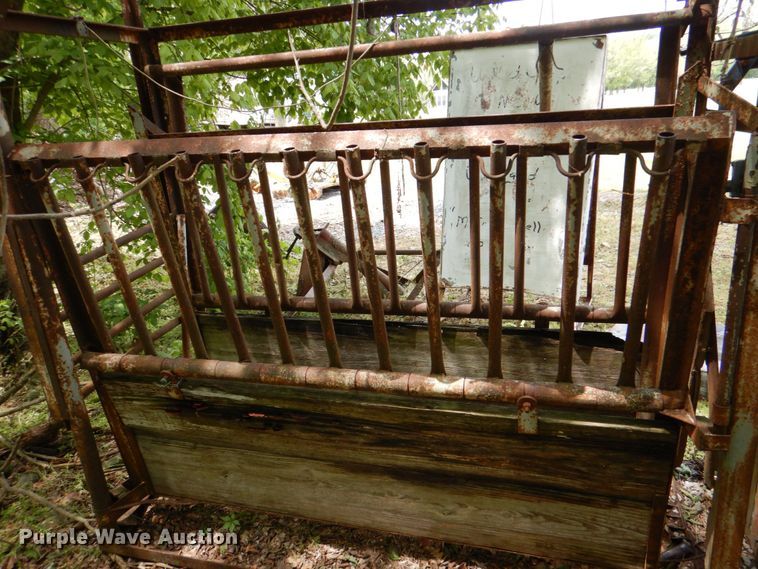 image for item HC9256 Livestock squeeze chute