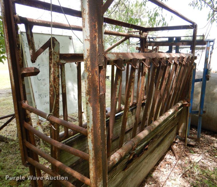 image for item HC9256 Livestock squeeze chute