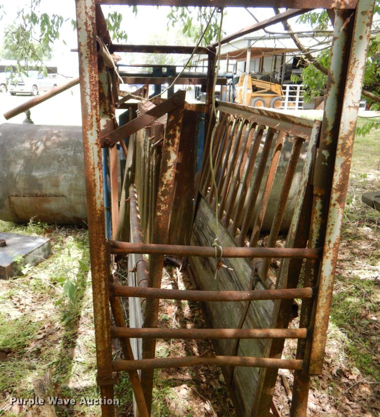 image for item HC9256 Livestock squeeze chute