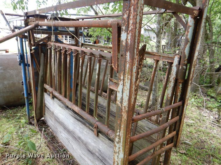 image for item HC9256 Livestock squeeze chute