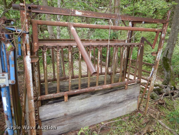 image for item HC9256 Livestock squeeze chute