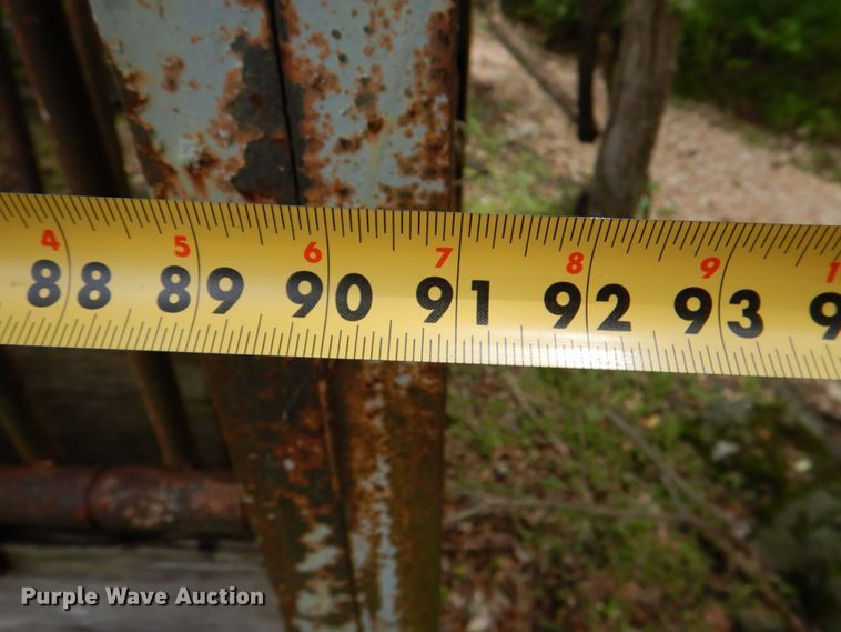 image for item HC9256 Livestock squeeze chute