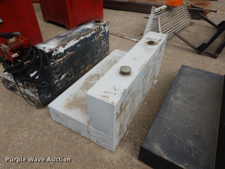 image for item HF9204 (4) 105 gallon fuel tanks